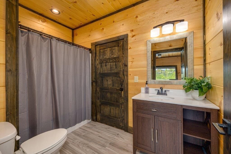 Bathroom 3, Peace Giver, Sevier
