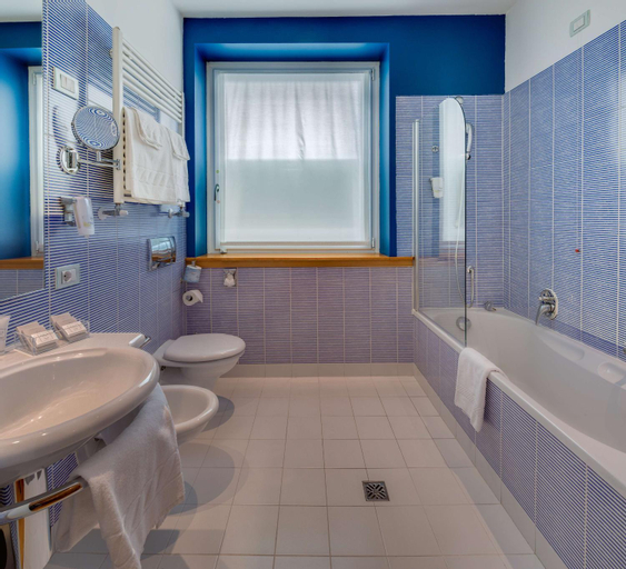 Bathroom 16