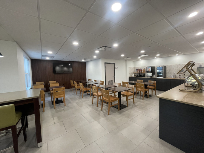 Food & Drinks 5, Wingate by Wyndham Matthews/Charlotte, Mecklenburg