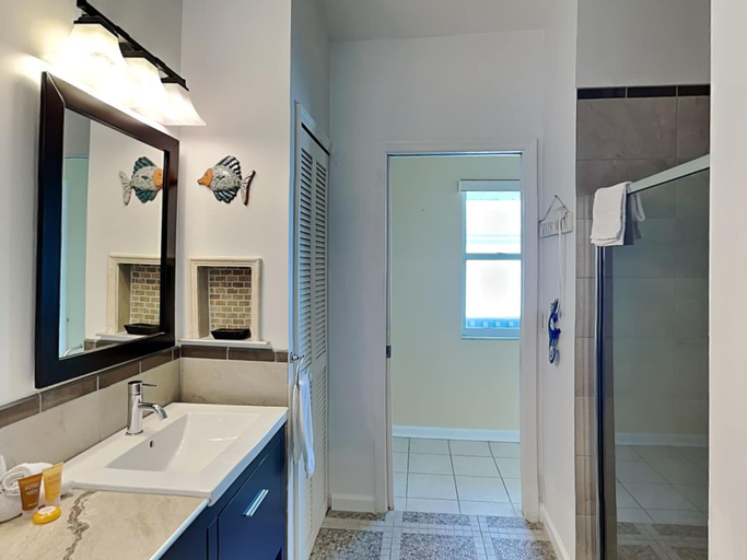 Bathroom 4, Primo Getaway, Lee