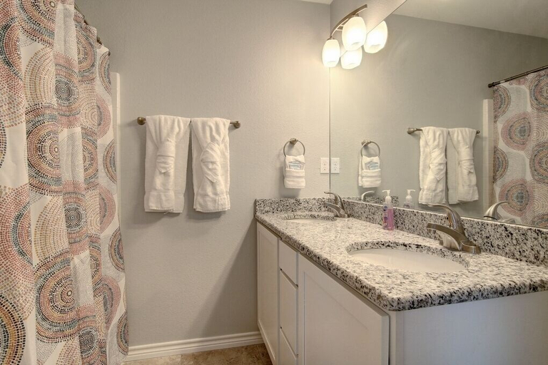Bathroom 4, Into The Mystic, Nueces