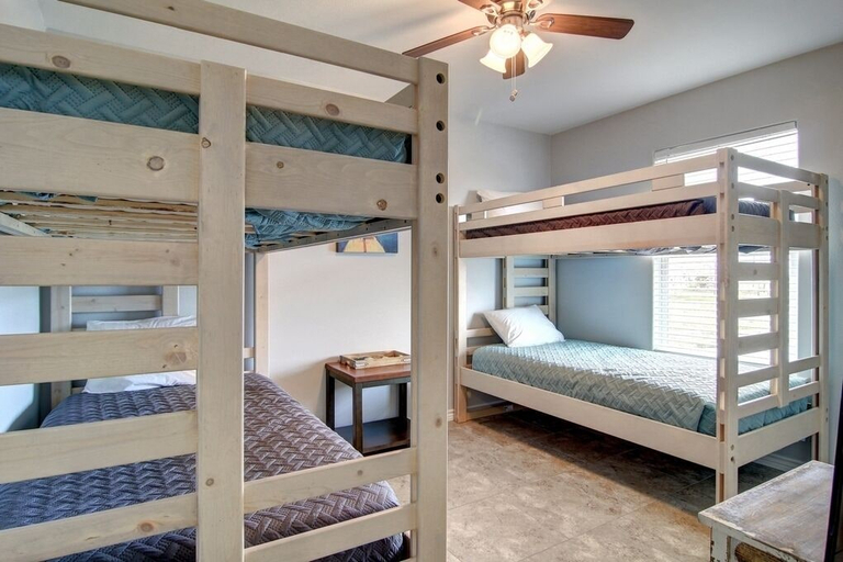Bedroom 3, Into The Mystic, Nueces