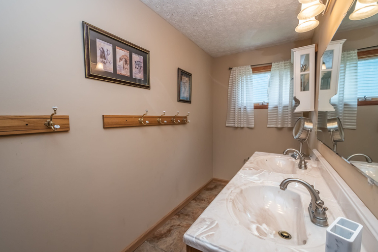Bathroom 4, Linger Longer, Garrett