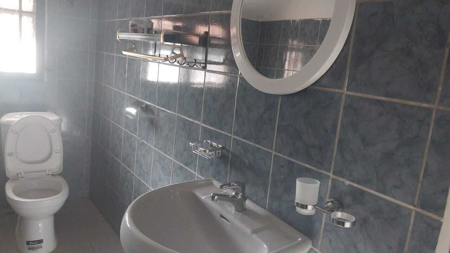Bathroom 3, lakeshore bed ad breakfast, Entebbe