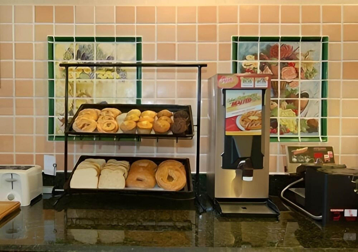Food & Drinks 4, Quality Inn & Suites I-35 E / Walnut Hill, Dallas