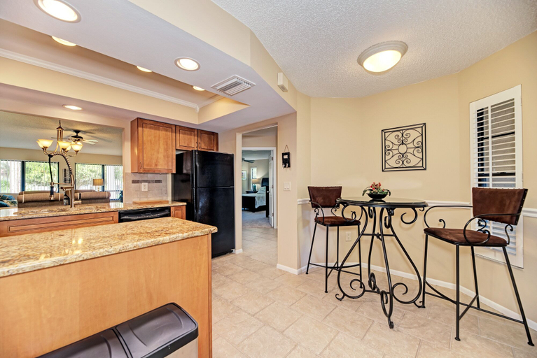 Food & Drinks, Village des Pins 3645, Sarasota