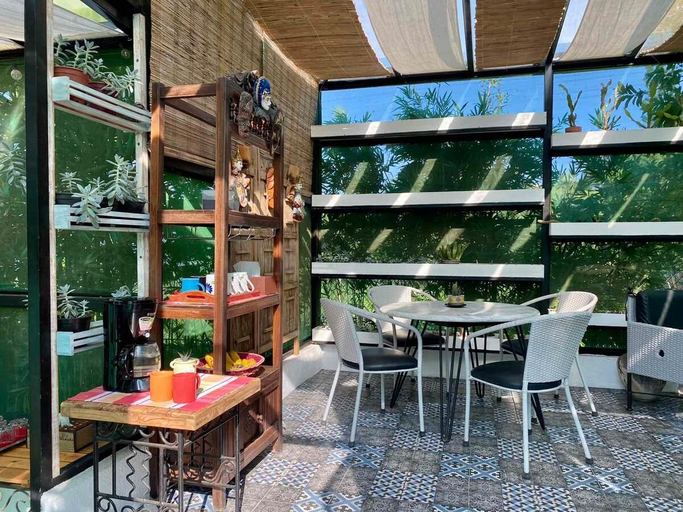 Food & Drinks 5, Chic Suite | Mountain View + Zen Room Access, Tagaytay City