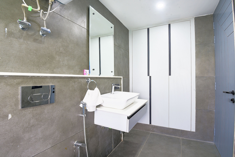 Bathroom 5, BedChambers Serviced Apartment, MG ROAD, Gurgaon