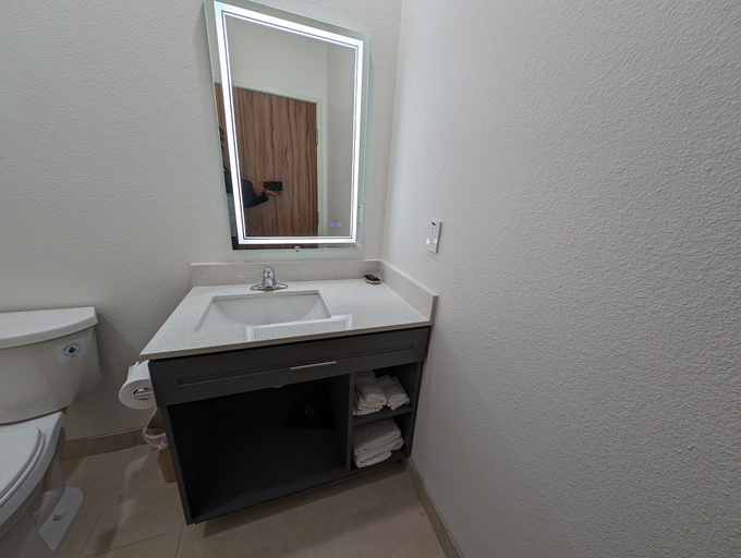 Bathroom 4, Texas Bungalows Hotel & Hotel Que at i35 Austin Pflugerville, Travis