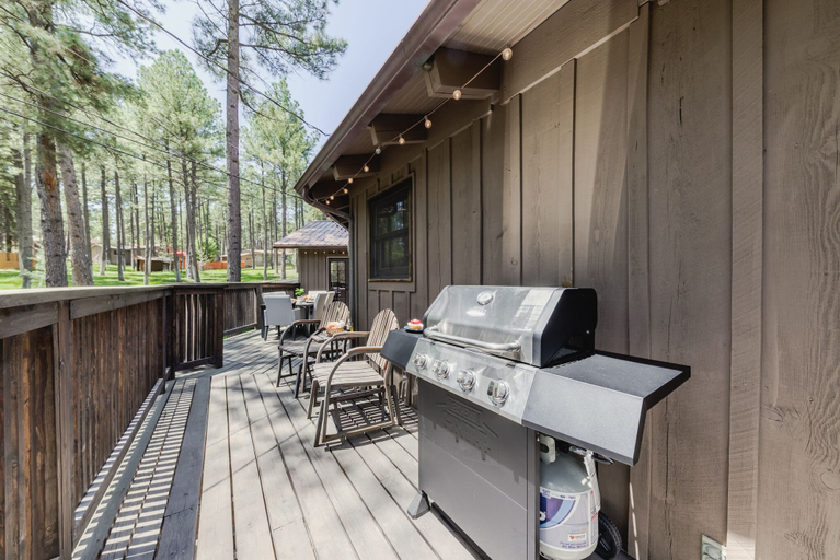 Food & Drinks 4, Rustic Pines Retreat, Lincoln
