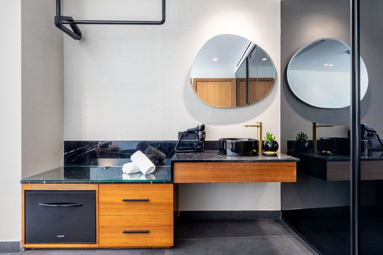 Bathroom 4, Amazon Hotel, Attica