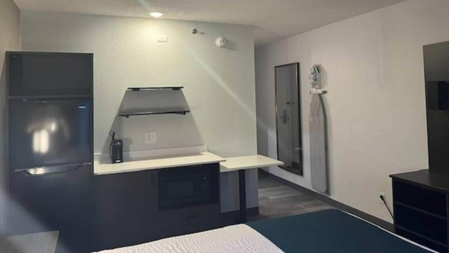 Bedroom 5, Studio 6 Suites Norcross, GA, Gwinnett