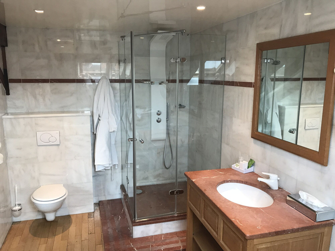 Bathroom 5, Hotel D'Angleterre, Marne