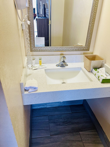 Bathroom 4, Days Inn by Wyndham Fort Wayne, Allen