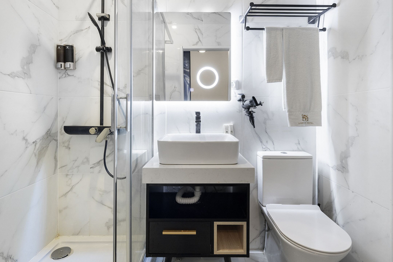 Bathroom 4, Lisbon 5, Lisbon