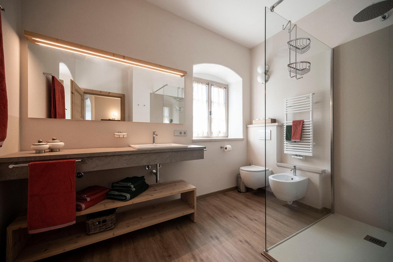 Bathroom 2, Weingut Kornell - Schafferhaus Cosmas und Zeder, Bolzano