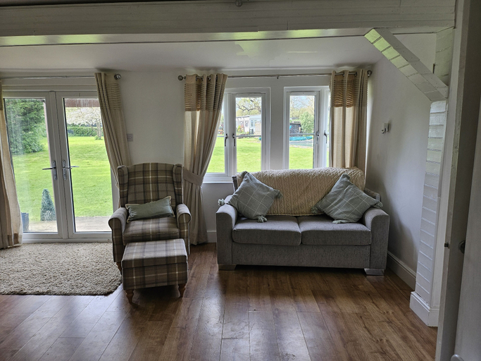 Others 4, Dunmow 1-bed Cabin, Sleeps 4, 10 Mins to Stansted, Essex
