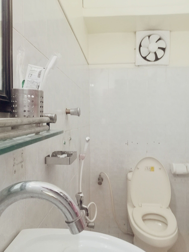 Bathroom 3, Hotel Hoque Tower International, Chittagong