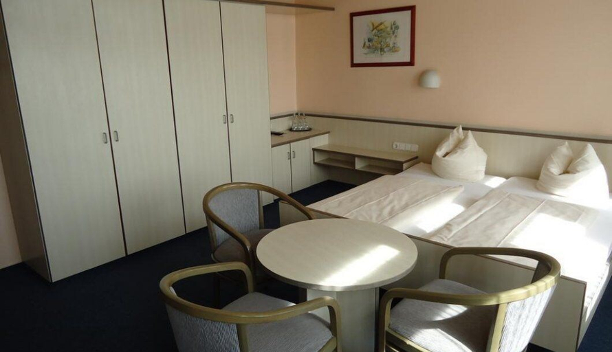 Bedroom 3, Raststättenhotel Avus, Berlin