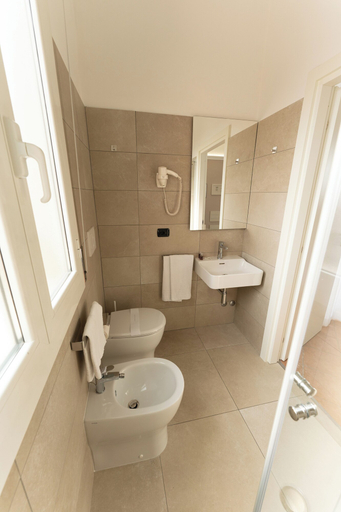 Bathroom 4, Hotel Aquila, Modena