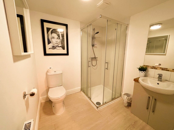 Bathroom 2, Bristol City Stays, Bristol
