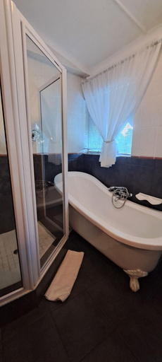 Bathroom 4, De Witt'e Guest House, Mangaung