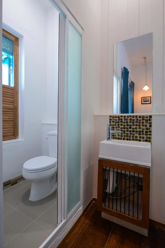 Bathroom 4, Neighbor Phuthon, Phra Nakhon
