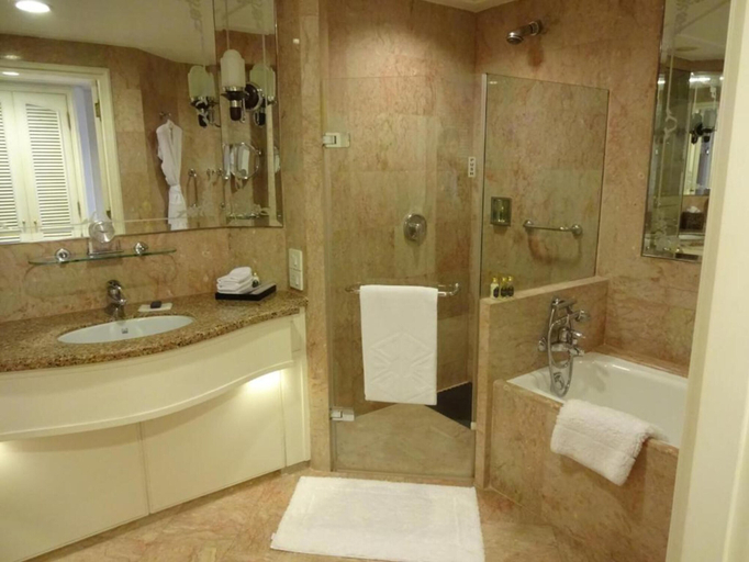 Bathroom 4, Taj Lands End, Mumbai Suburban