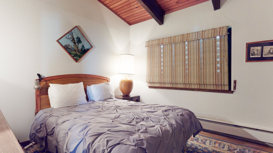 Room 4, Mammoth West 124 Spacious Condo great for large group, Walk to Canyon by RedAwning, Mono