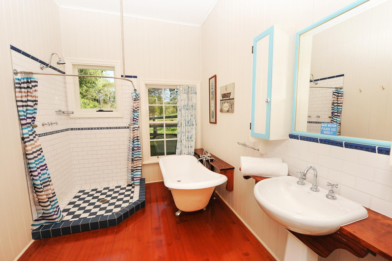 Bathroom 2, Samford Lakes Rural Accommodation, Pine Rivers Bal