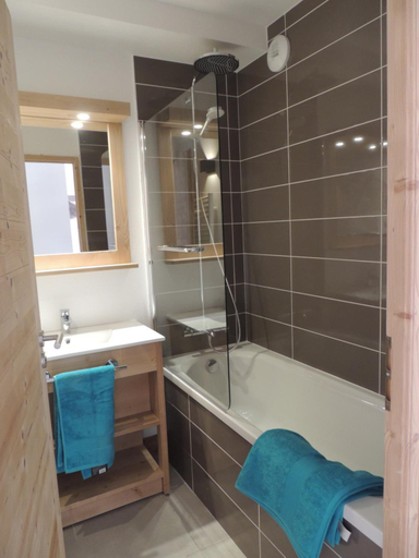 Bathroom 2, Luxury 2 Bedroom Apartment with view of Mont Blanc, Haute-Savoie