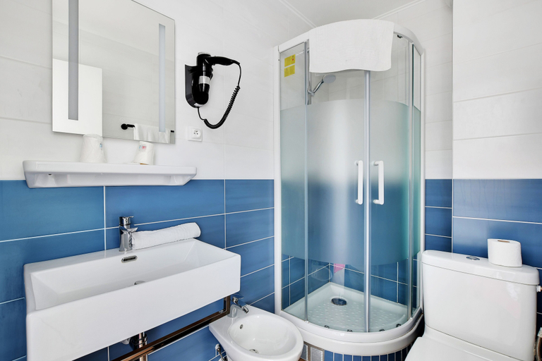 Bathroom 4, Hotel Altona, Paris