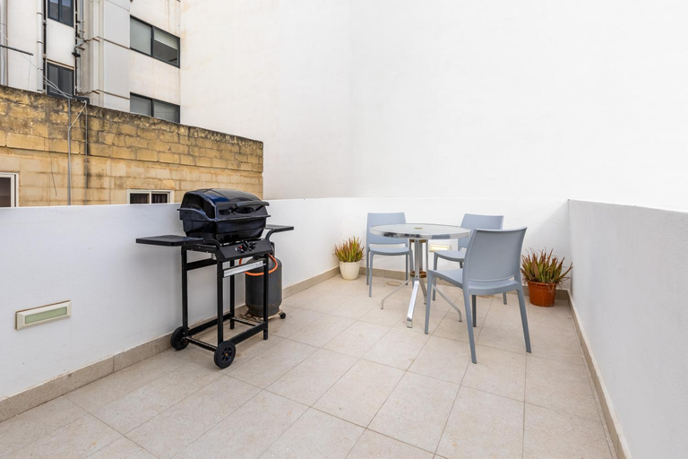 Others 2, Studio Penthouse with kitchenette and side seaview at the new Olo living, St Julian's