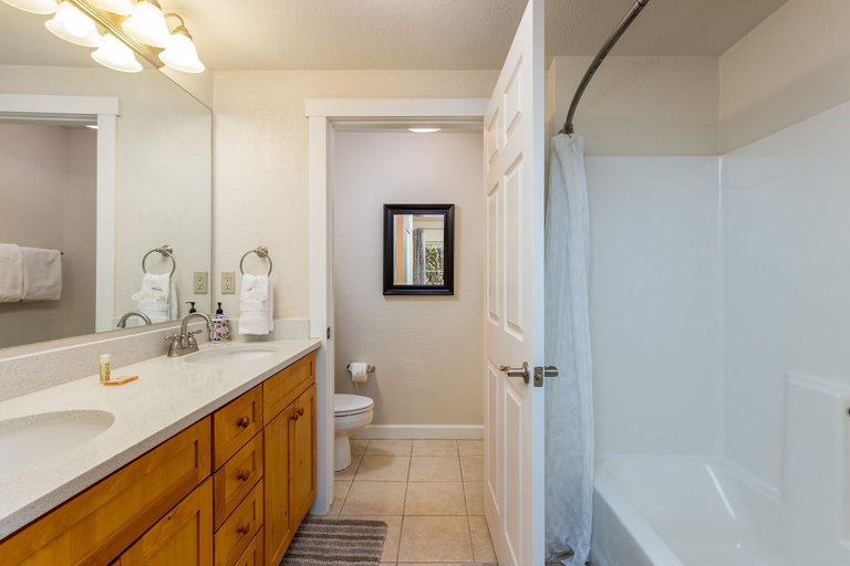 Bathroom 2, The Seasons 1834 2 Bedroom Condo by RedAwning, Summit