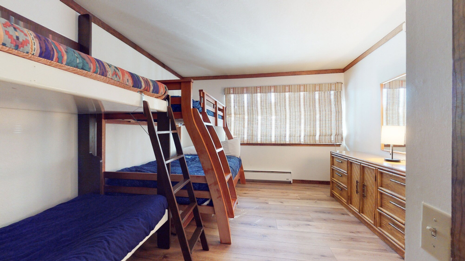 Room 2, Mammoth West 124 Spacious Condo great for large group, Walk to Canyon by RedAwning, Mono