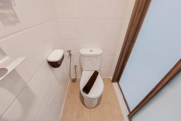 Bathroom 2, Minimalist And High Floor Studio At Sky House Alam Sutera Apartment, Tangerang