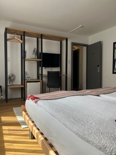 Bedroom 2, Hotel Europe Garni, Brig