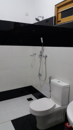 Bathroom 5, Sea Zone Hotel Nilaveli, Kuchchaveli