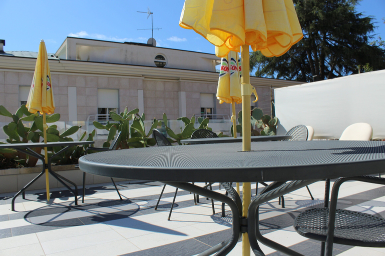 Exterior & Views 25