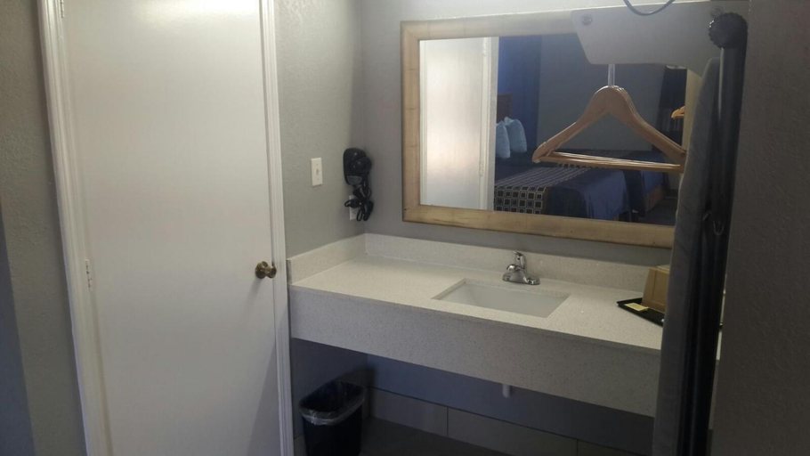 Bathroom, Paris Inn and Suites, Logan