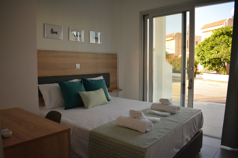 Bedroom 2, Green Bay Suites