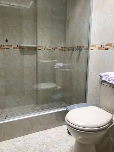 Bathroom 4, Aparta Hotel Oporto 83, Santafé de Bogotá