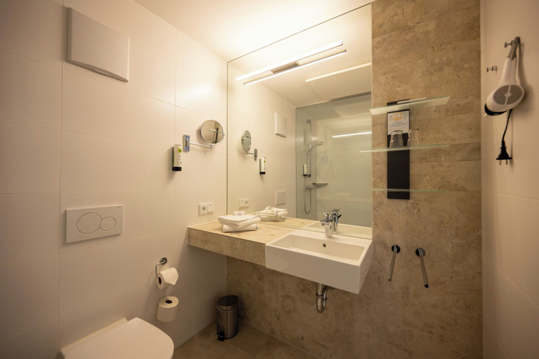 Bathroom 5, Klingenstein AKZENT Hotel Wirtshaus Brauerei, Alb-Donau-Kreis