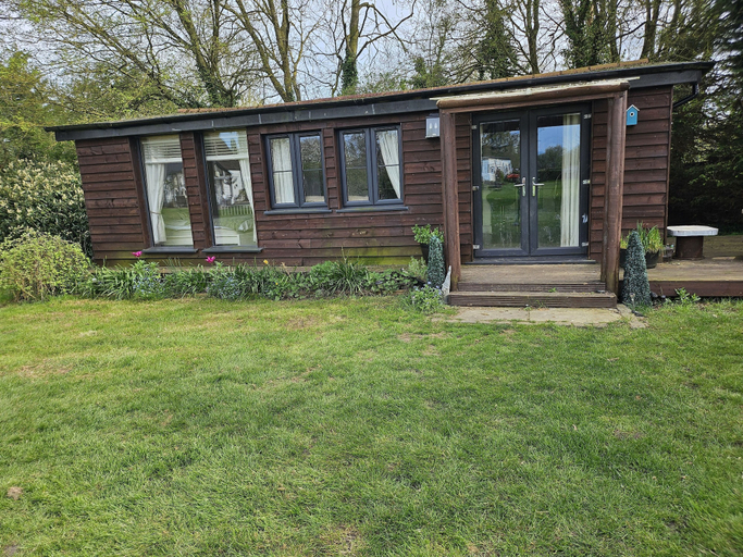Others 3, Dunmow 1-bed Cabin, Sleeps 4, 10 Mins to Stansted, Essex