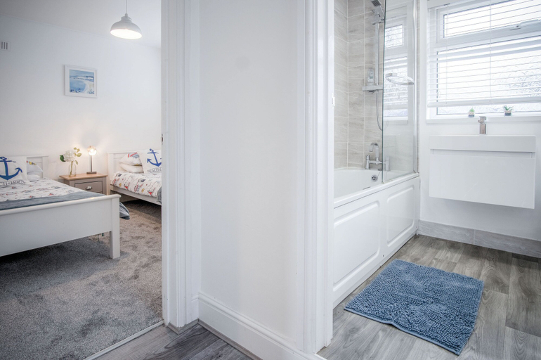 Bathroom 4, Pencw Garden View - 3 Bed Apartment - Saundersfoot, Pembrokeshire