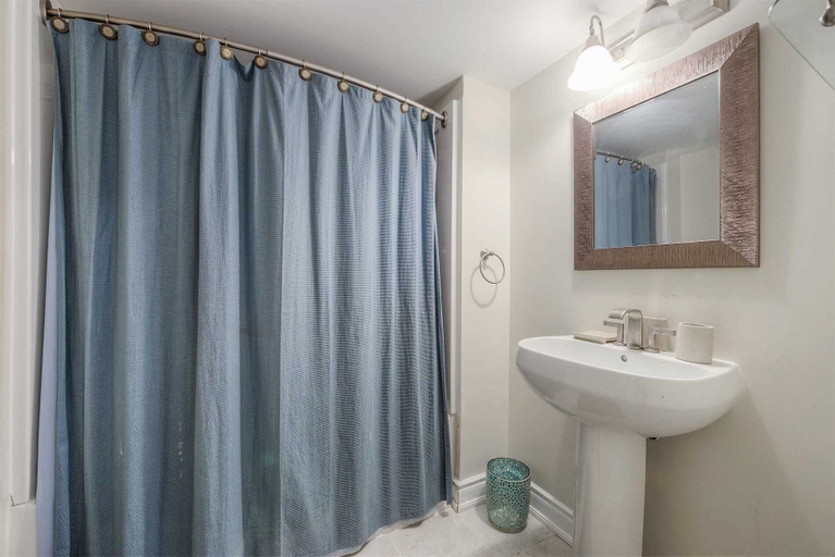 Bathroom, Chic Unit Near Airport and Attractions, Peel