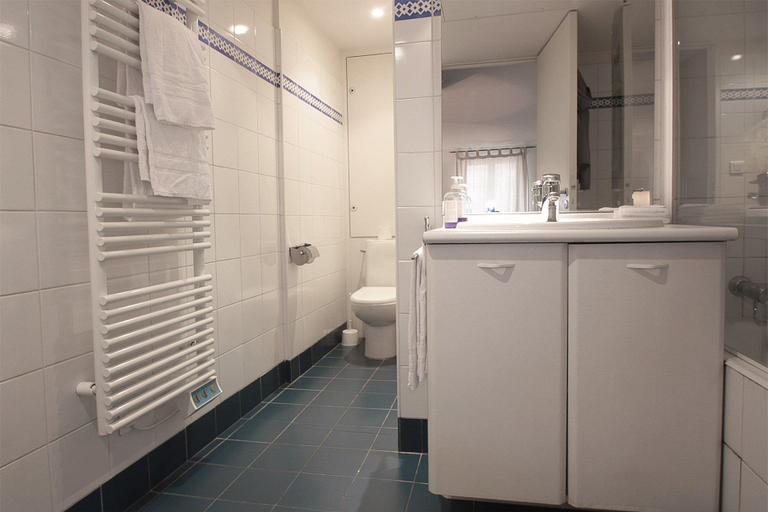 Bathroom 4, Bridgestreet Opera - Montmartre, Paris