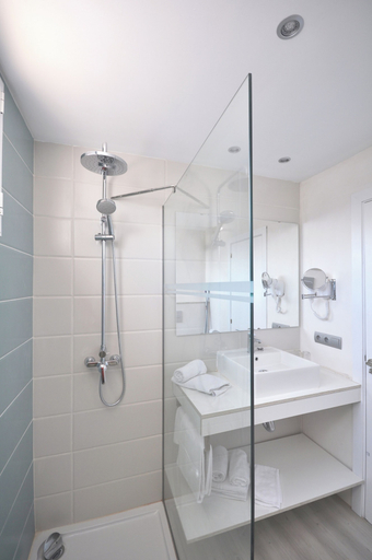 Bathroom 4, Aparthotel Houm Plaza Son Rigo, Baleares