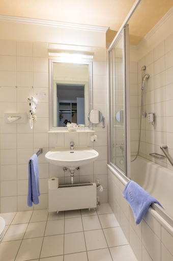 Bathroom 2, Hotel Gautinger Hof - Ruhig im Funf-Seen-Land nahe S-Bahn und Munchen, Starnberg