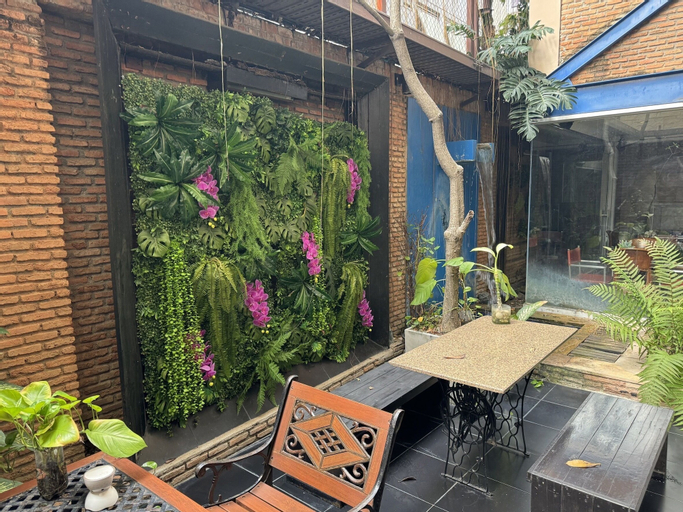 Exterior & Views 23